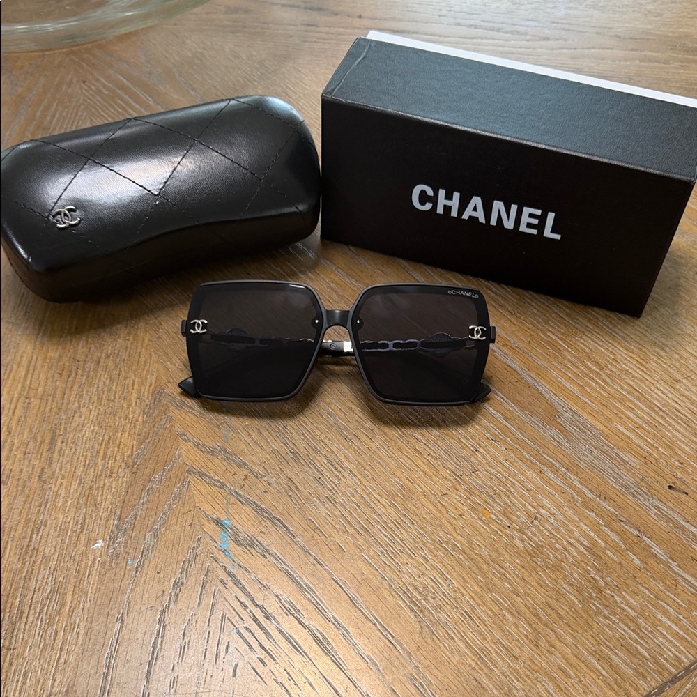 CHANEL Black Square Oversized Sunglasses with Silver CC Logos - Picture 3 of 8